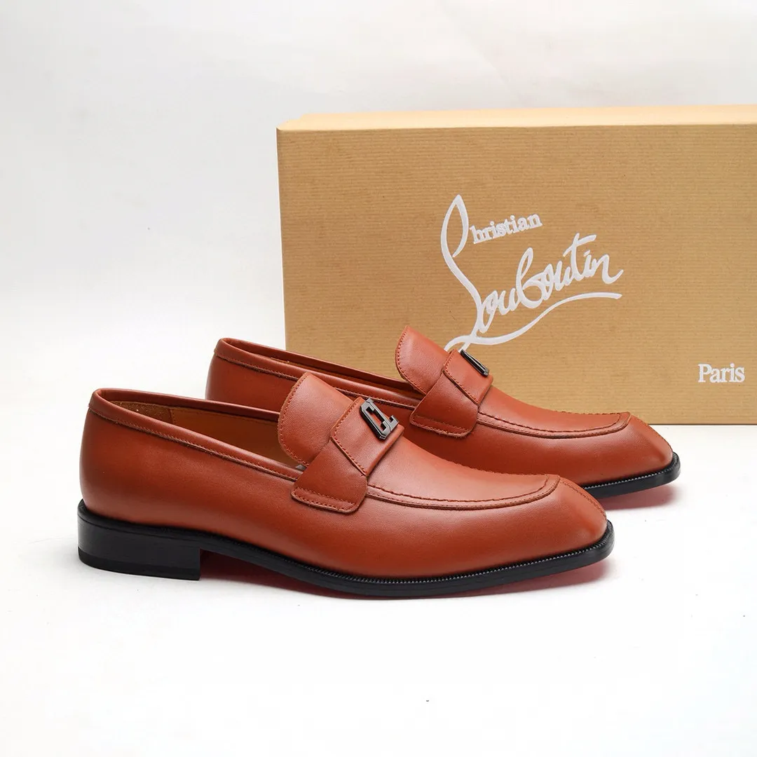 Batch 1,080 yuan 💰••New real shots••CL～High-end men’s 👔casual•loafers with red soles! ••🆑Genuine and top-quality goods from original orders ••✅💯 Purchase goods from top-quality original orders! Original imported patterned cowhide ➕Imported cowhide lining ➕Cowhide feet ➕Original leather outsole~🉑️Feel free to compare the authentic ones! Size: 38-44 (45.46.47 can be customized)